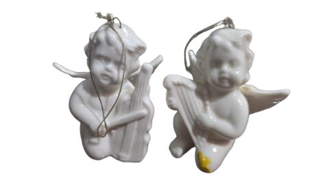 Par de anjos de pendurar de porcelana