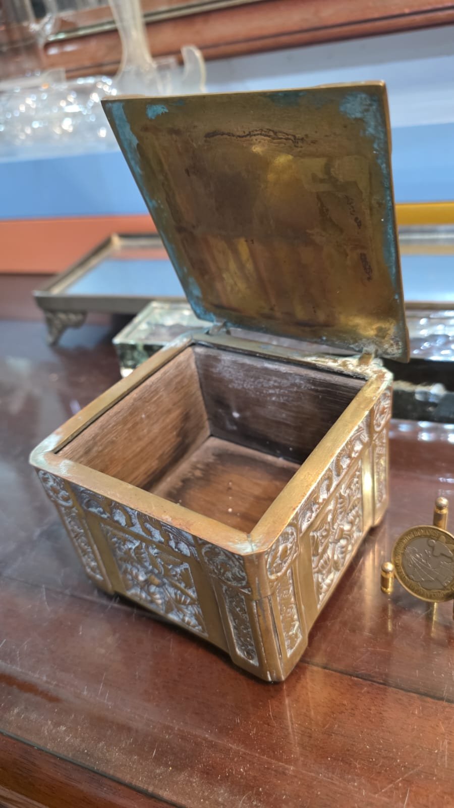 Antigo porta joias de bronze - Imagem 3