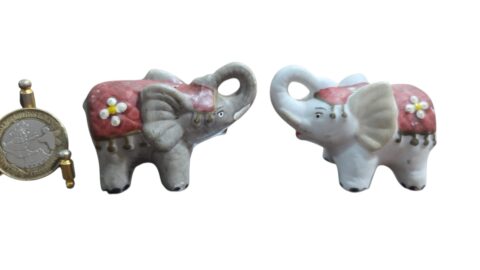 Par de elefantes de porcelana pintados a mão