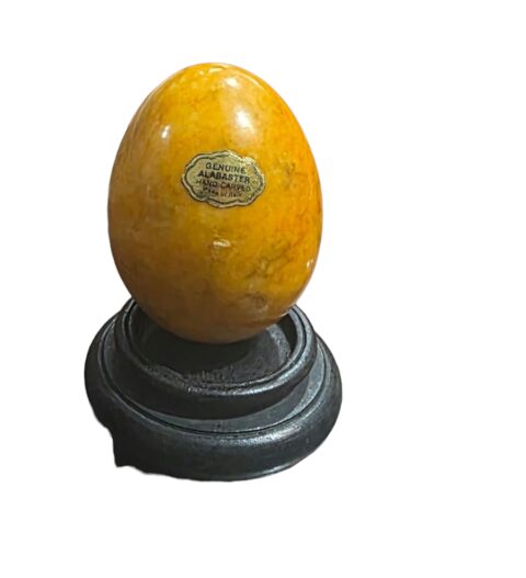 Antigo ovo italiano de pedra, feito a mão, acompanham peanha de madeira