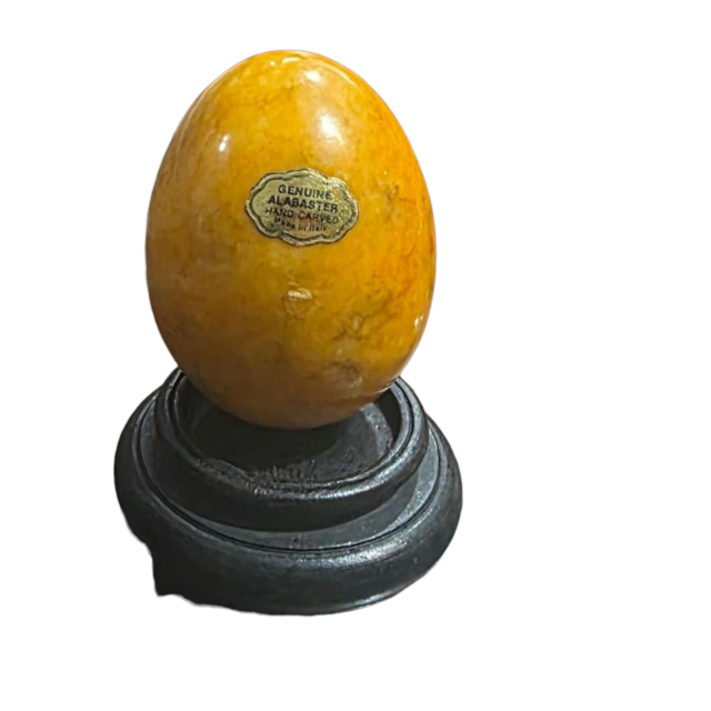 Antigo ovo italiano de pedra, feito a mão, acompanham peanha de madeira
