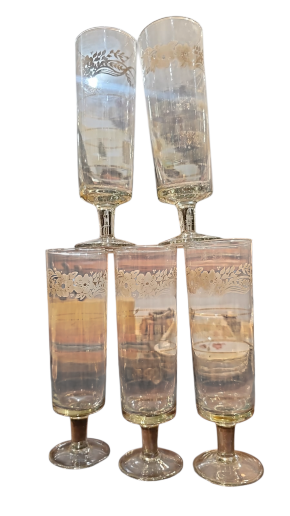 Taças de cristal com bela arte de motivos florais