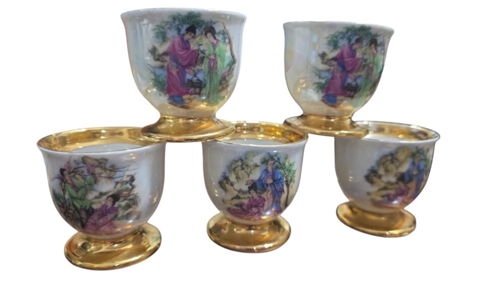 Porta ovos de porcelana com belíssima arte oriental e fartas dourações. (valor unitário)