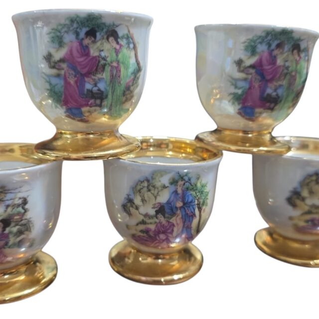 Porta ovos de porcelana com belíssima arte oriental e fartas dourações. (valor unitário)