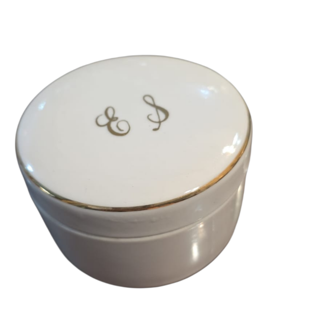 Potiche de porcelana com letras e filetes de ouro