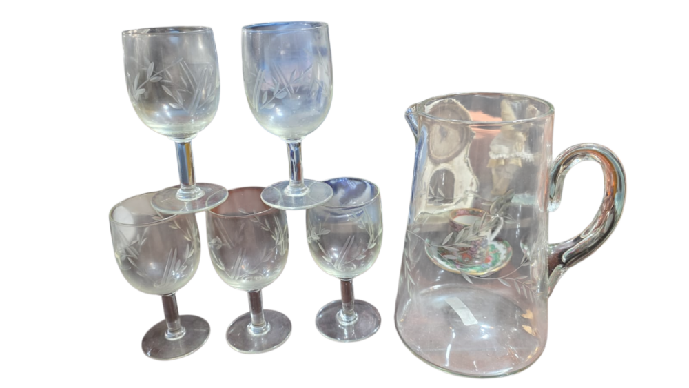 Conjunto de cristal com lapidações vegetalistas