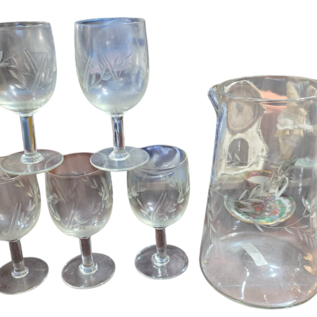 Conjunto de cristal com lapidações vegetalistas