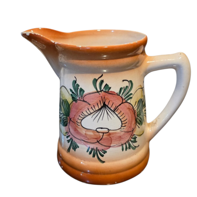 Antiga jarra de louça pintada à mão