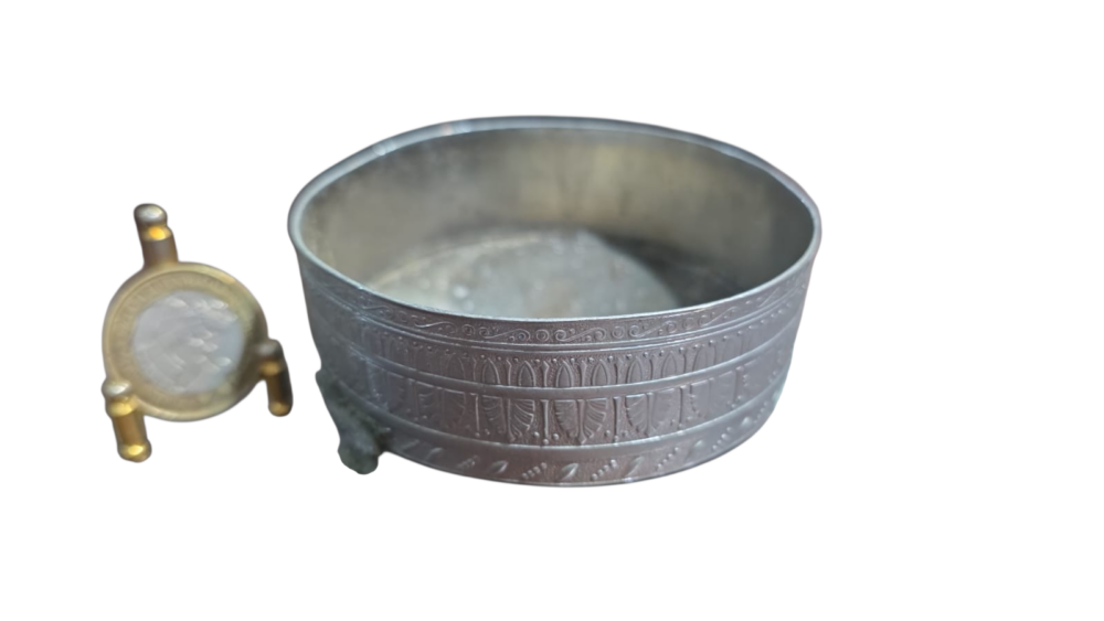 Antigo porta garrafa com mossas