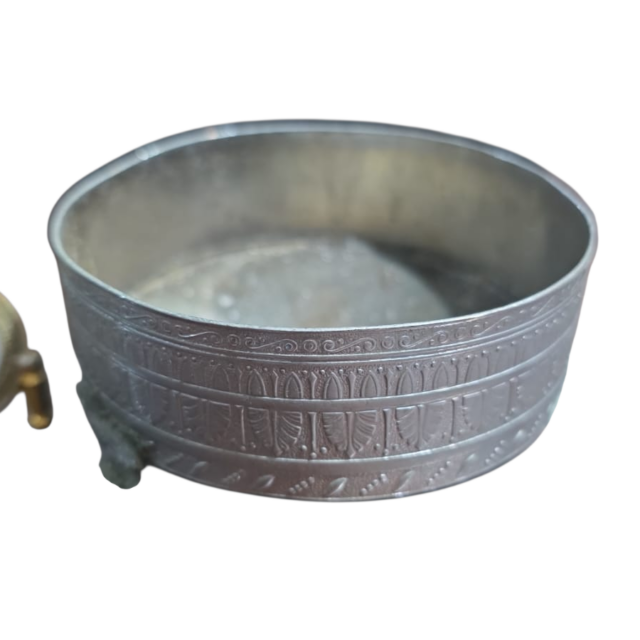 Antigo porta garrafa com mossas