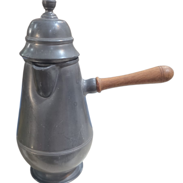 Antigo bule de café em estanho com cabo de madeira