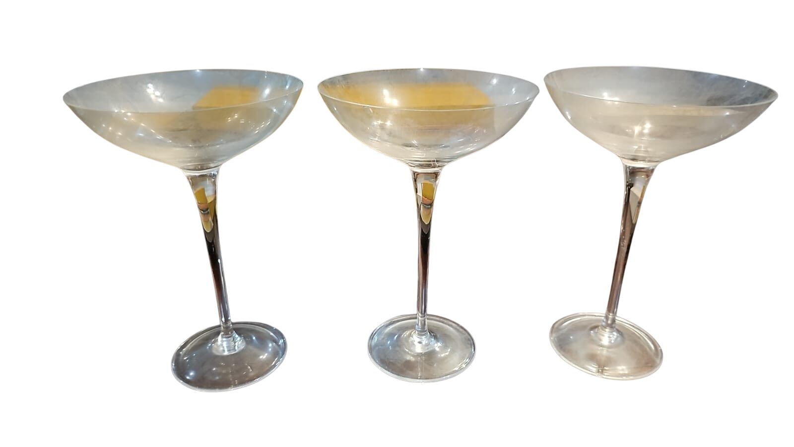 Elegantes e grandes taças de cristal