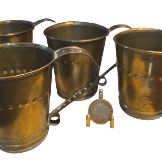 Canecas em dourado metal ornamentadas com motivos florais