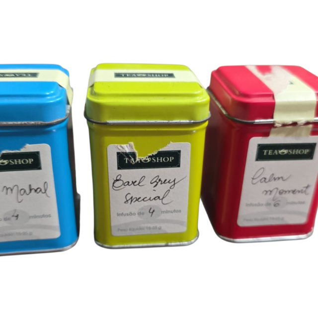 Trio de latas de chá coloridas