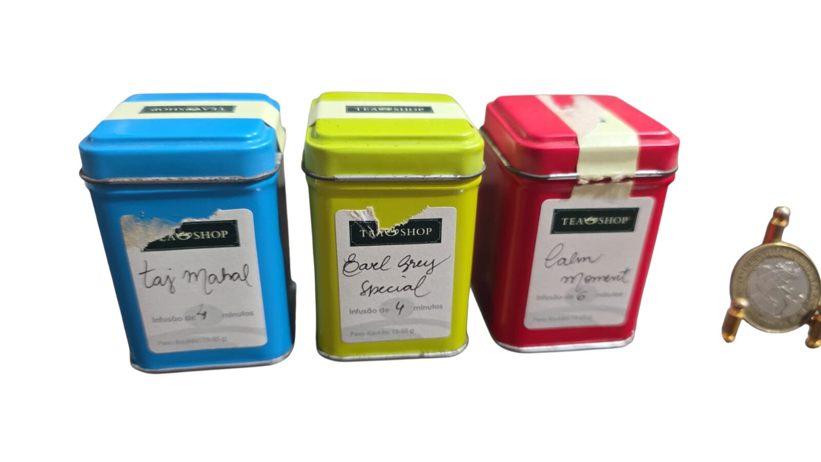 Trio de latas de chá coloridas