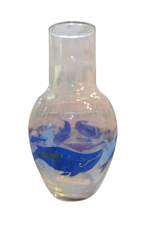 Vaso de vidro com arte de baleias