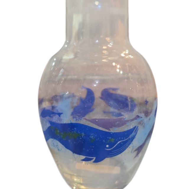 Vaso de vidro com arte de baleias