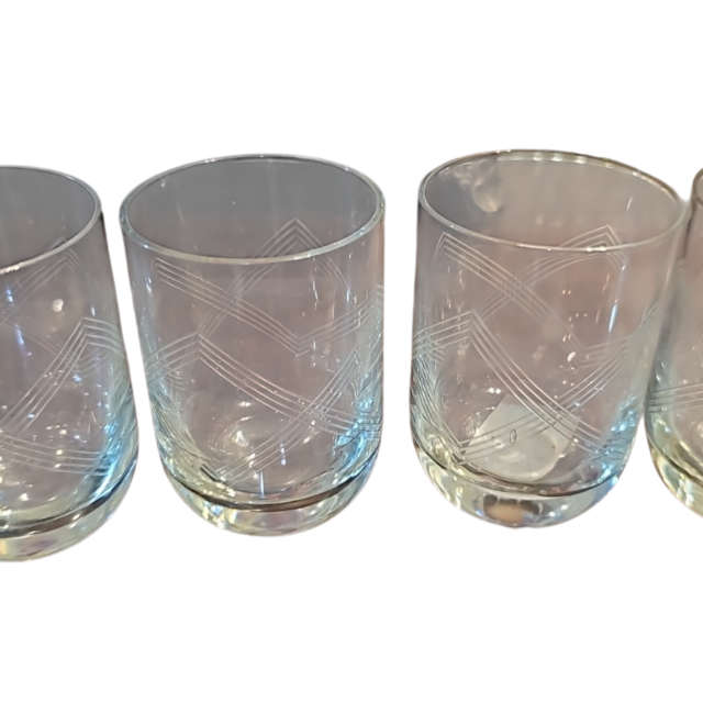 Copos de cristal com belas lapidações