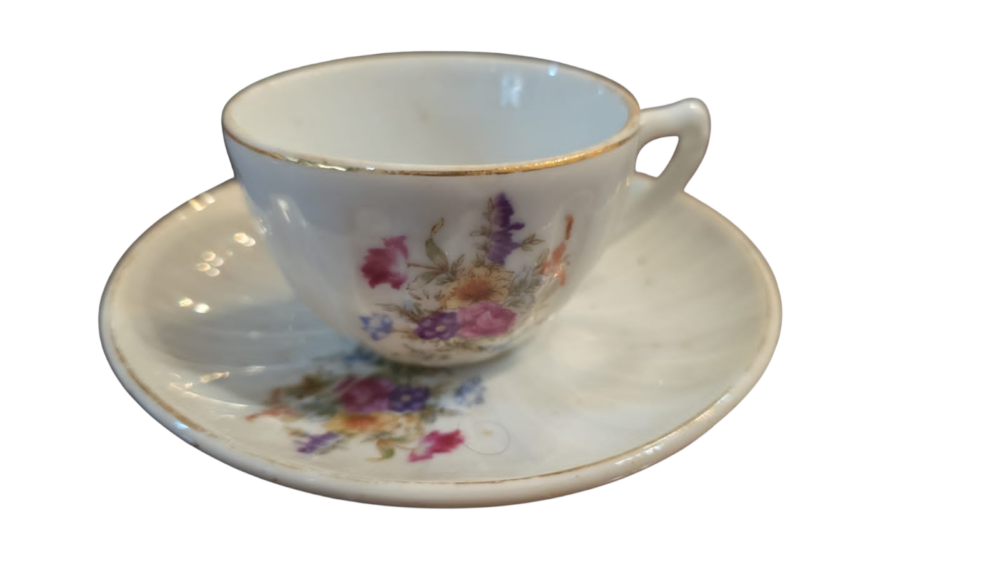 Antiga xícara de porcelana canelada