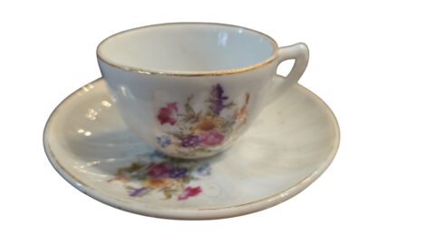 Antiga xícara de porcelana canelada