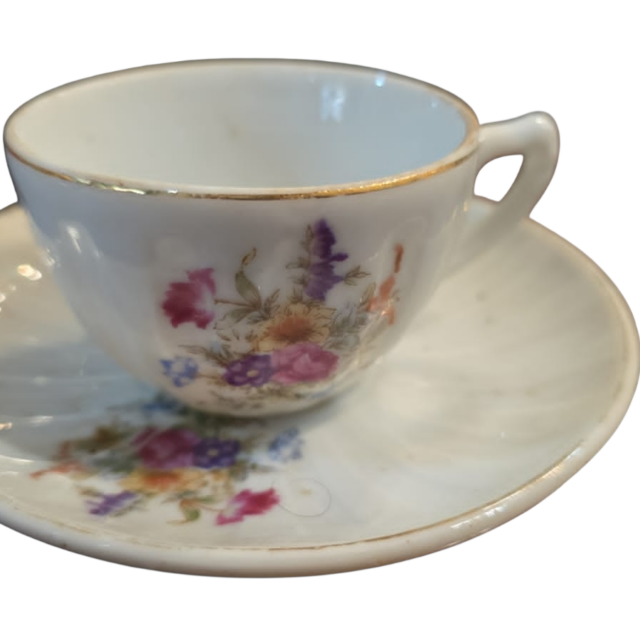 Antiga xícara de porcelana canelada