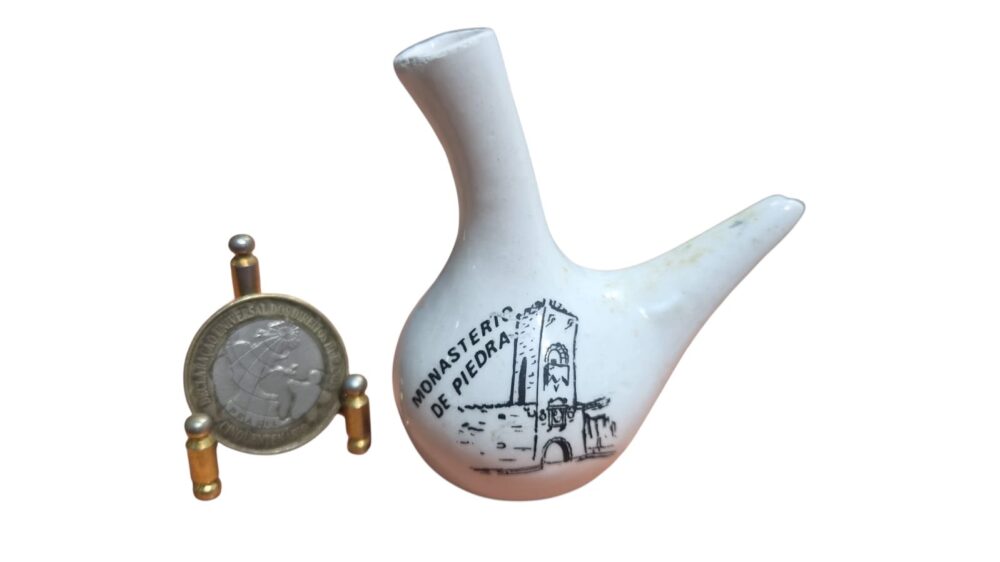 Souvenir em porcelana com filetes de ouro
