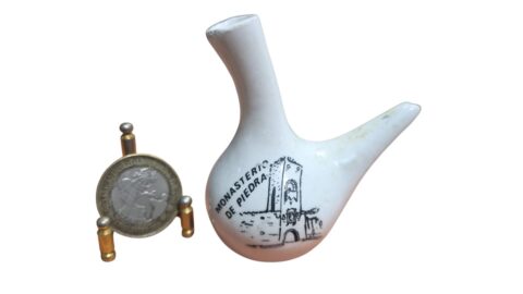 Souvenir em porcelana com filetes de ouro