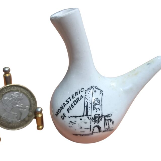 Souvenir em porcelana com filetes de ouro