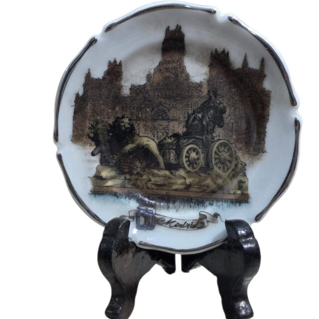Souvenir de Madrid em porcelana espanhola com figura de Biga Romana