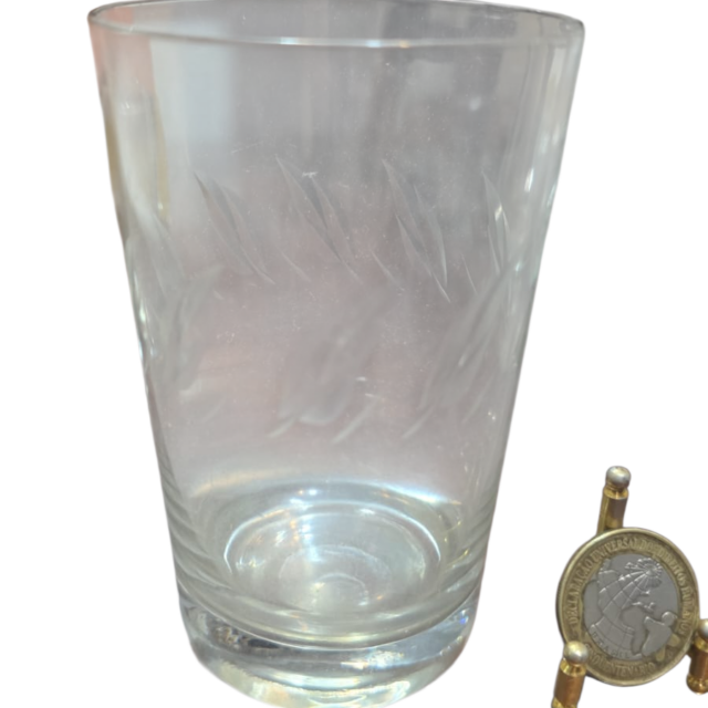 Copo de cristal com lapidações