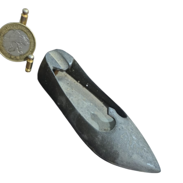 Antigo sapatinho cinzeiro indiano de metal cinzelado
