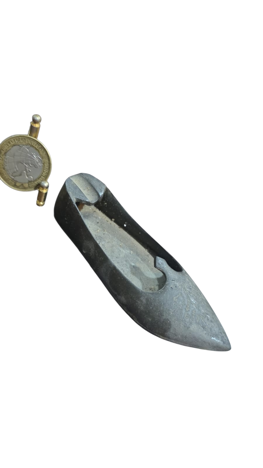 Antigo sapatinho cinzeiro indiano de metal cinzelado
