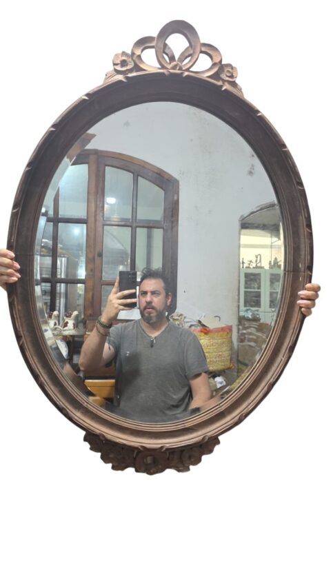 Enorme espelho bisotado de madeira