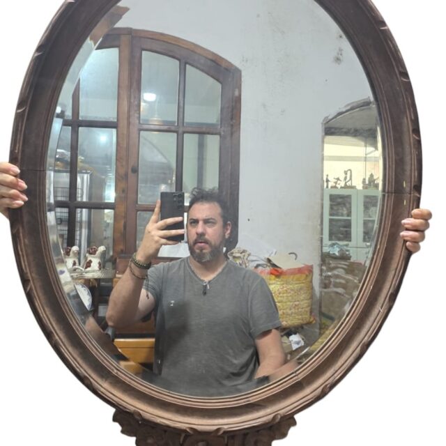 Enorme espelho bisotado de madeira