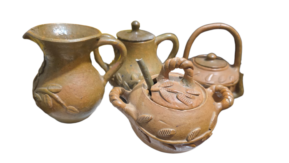 Conjunto de cerâmica artesanal antigo