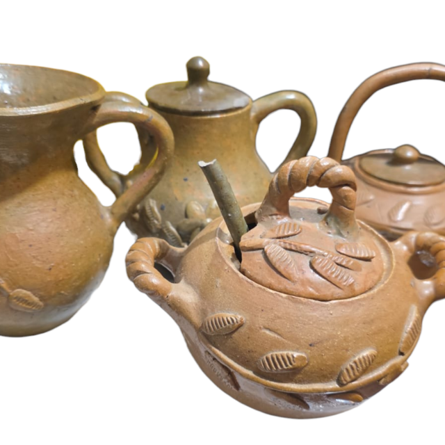 Conjunto de cerâmica artesanal antigo