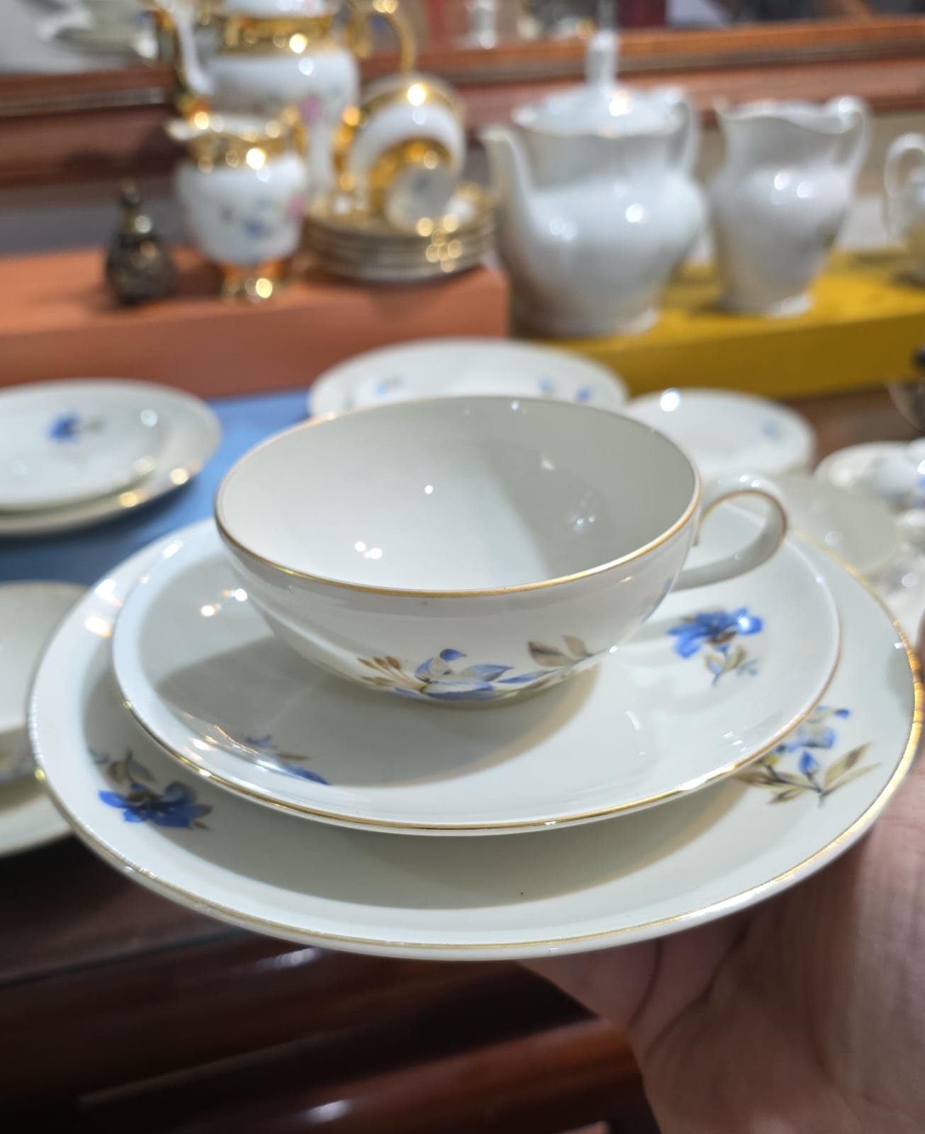 Conjunto em porcelana Tcheca Bohemia, motivos florais azuis e filetes de ouro - Imagem 4