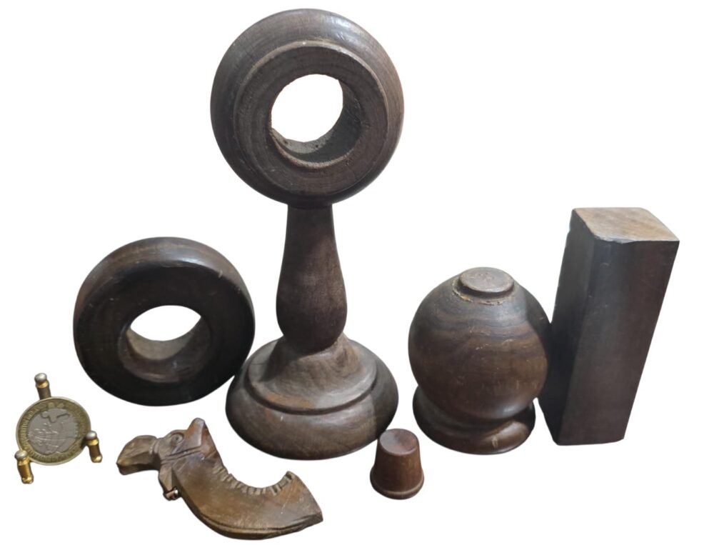 Lote com seis itens antigos de madeira