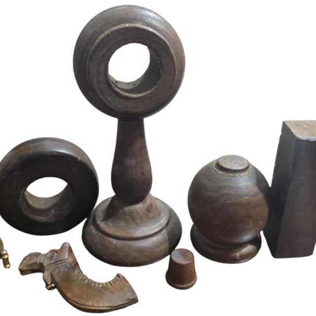 Lote com seis itens antigos de madeira