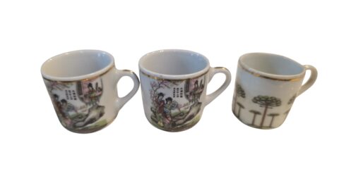 Trio de pequenas xícaras orientais de porcelana