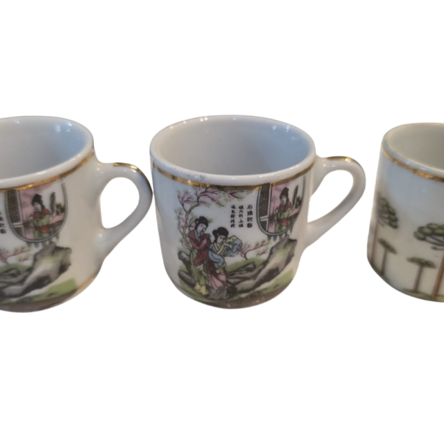 Trio de pequenas xícaras orientais de porcelana