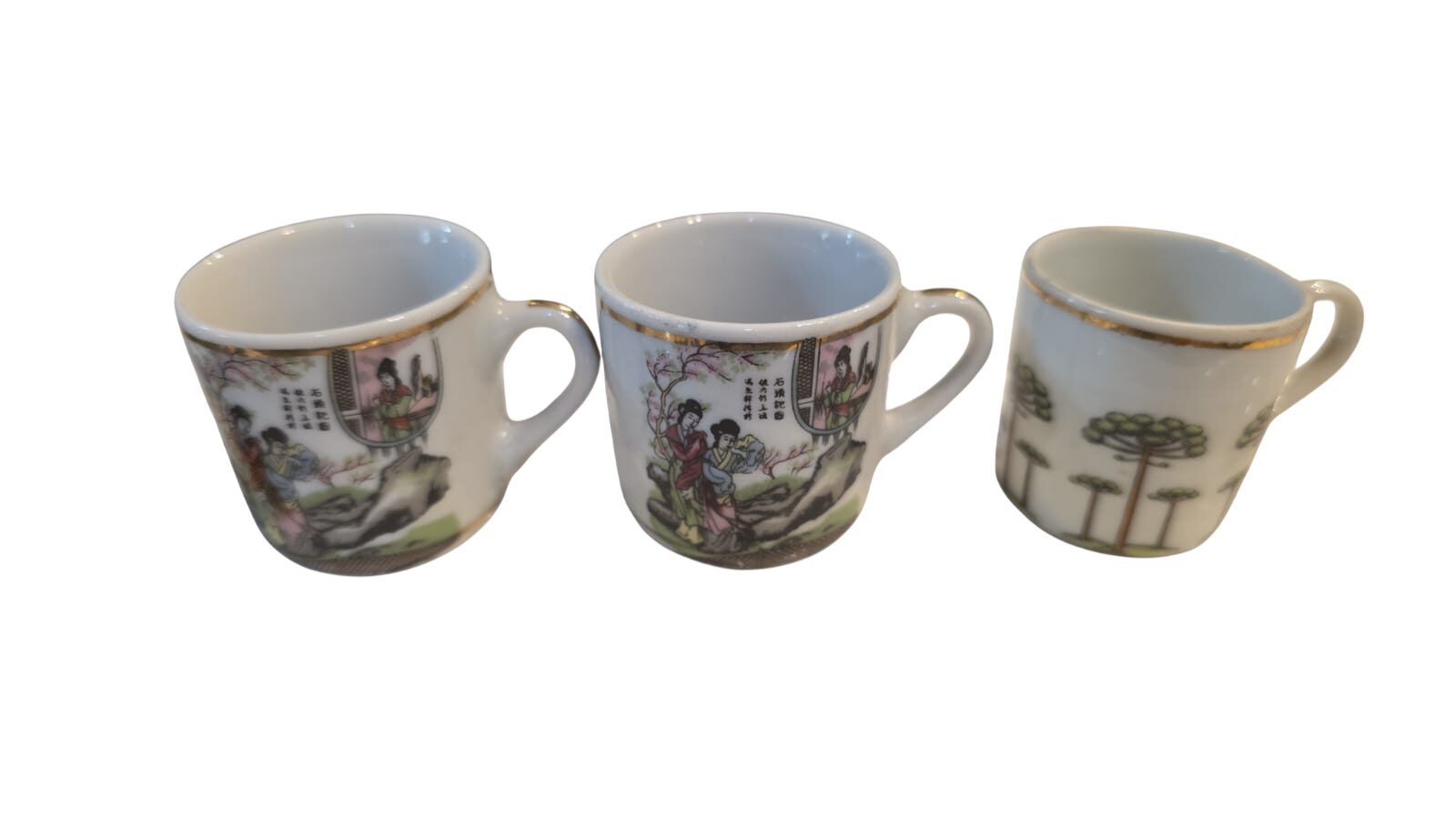 Trio de pequenas xícaras orientais de porcelana