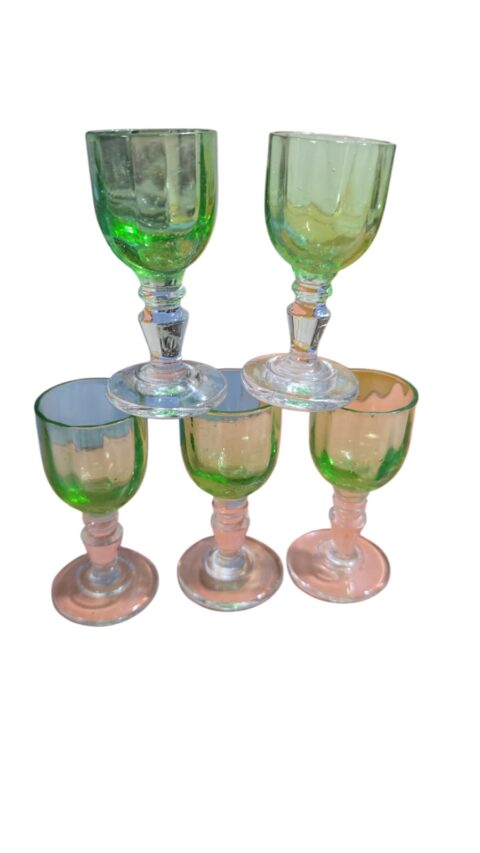 Belas e antigas tacinhas caneladas de licor feitas a mão. (valor unitário)
