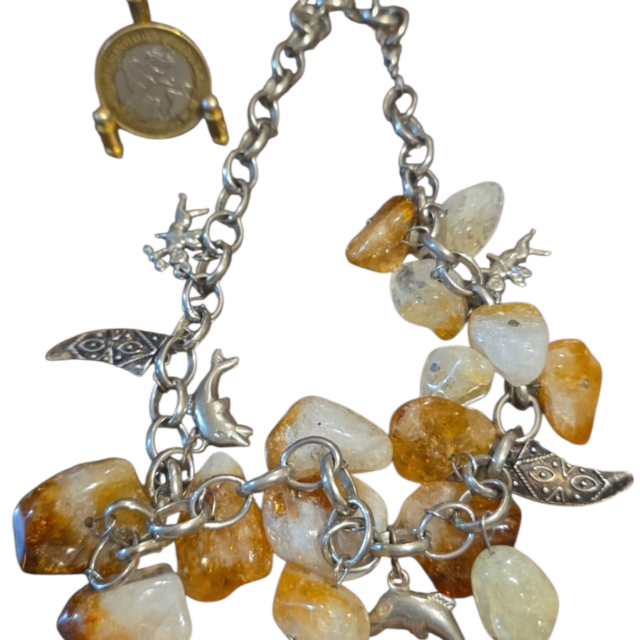 Belo colar vintage com berloques e pedras