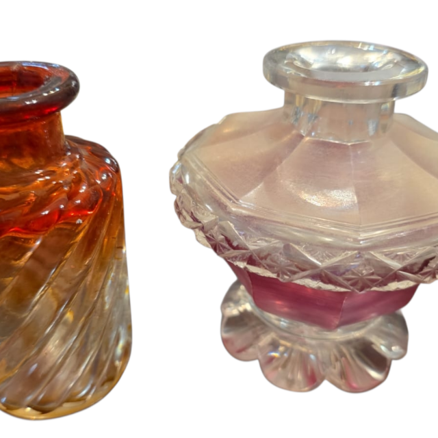 Par de elegantes e antigos vasos