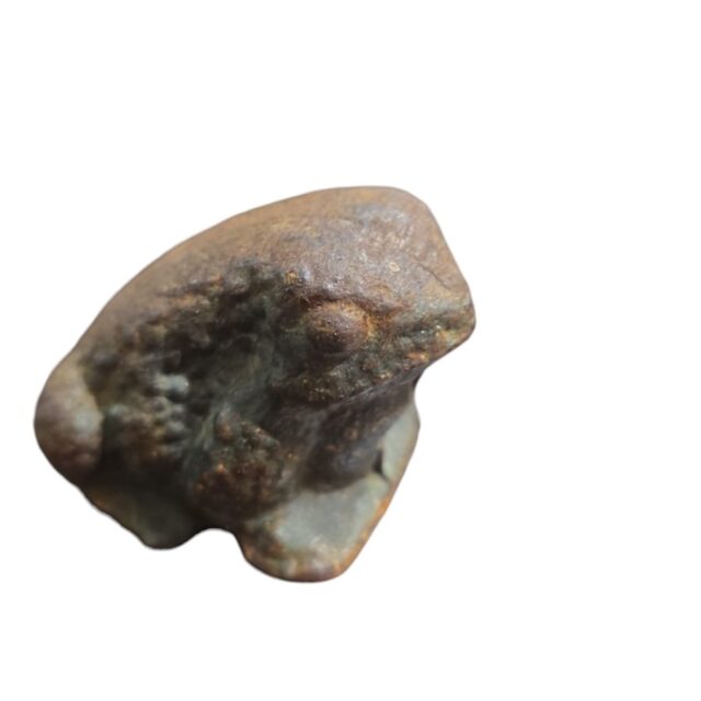 Antiga escultura sapo em ferro fundido