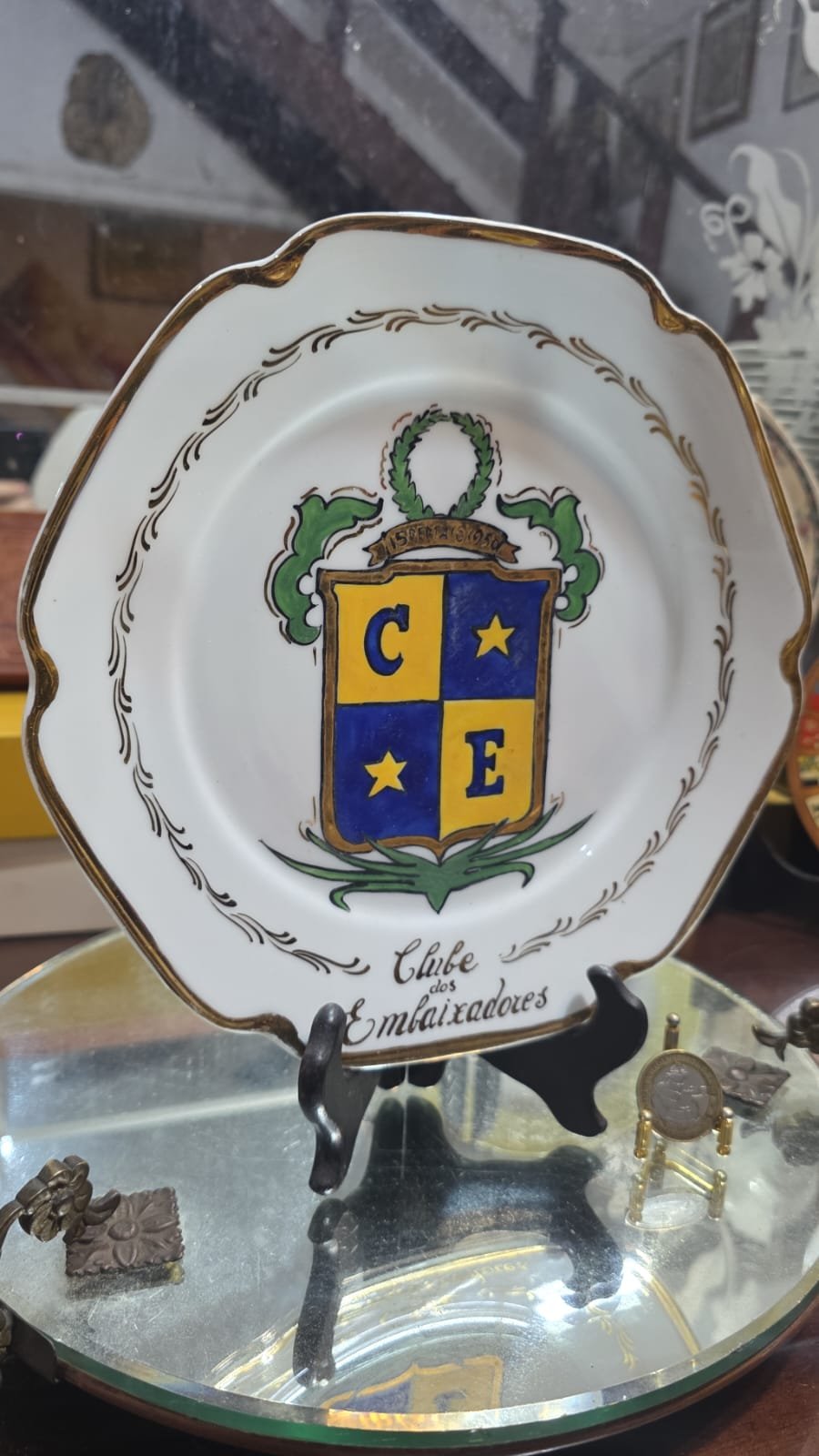 Antiga porcelana com arte feita a mão, brasão na galeria central - Imagem 2