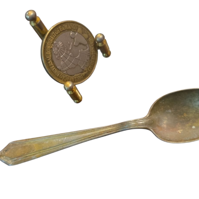 Antiga colher espessurada a prata