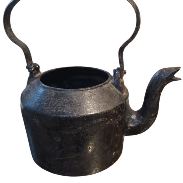 Antiga chaleira em ferro fundido