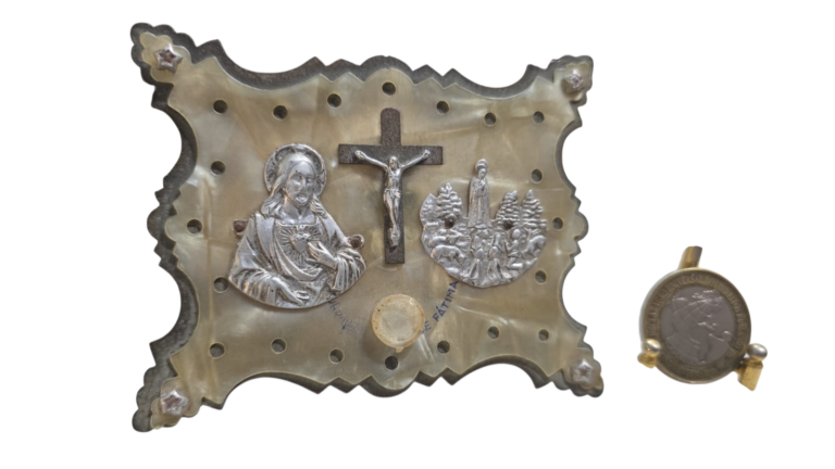 Antiga arte sacra e metal e baquelite perolada